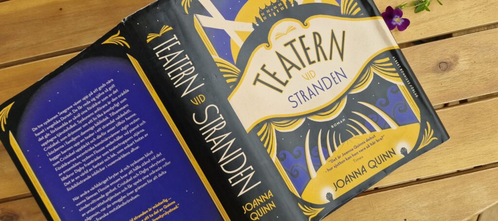 Recension: “Teatern vid stranden” av Joanna Quinn