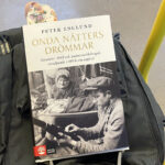 Peter Englunds bok "Onda nätters drömmar" beskriver livet under andra världskriget, specifikt under november 1942