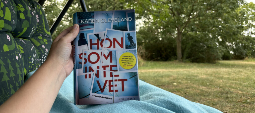 Recension av "Hon som inte vet" av Karen Cleveland