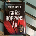 Recension av "Gräshoppans år", Terry Hayes andra bok.