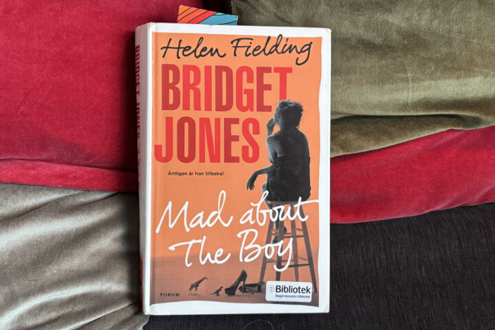 Recension av Helen Fieldings bok "Bridget Jones: Mad about the boy", som gavs ut 2013 och har filmpremiär i februari 2025