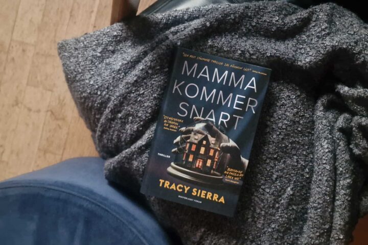 "Mamma kommer snart" av Tracy Sierra