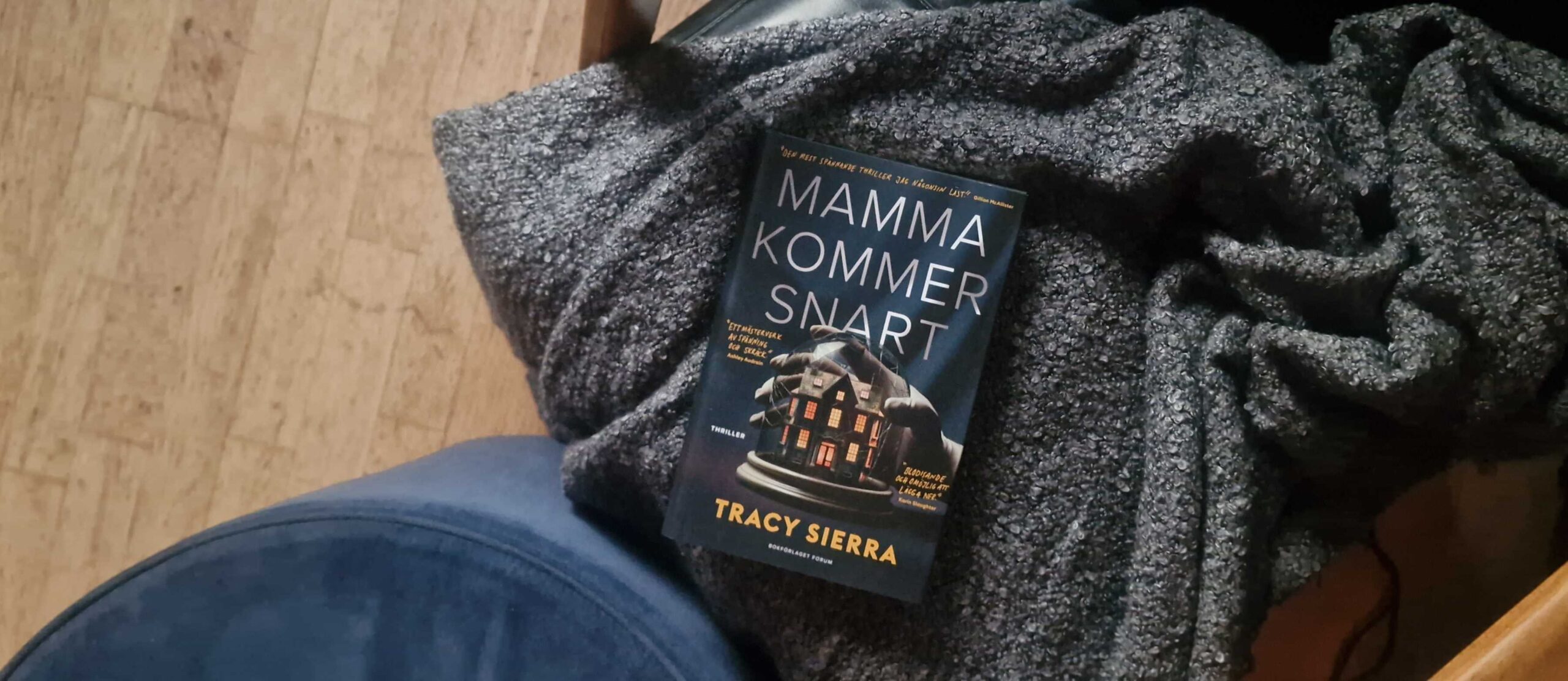 "Mamma kommer snart" av Tracy Sierra