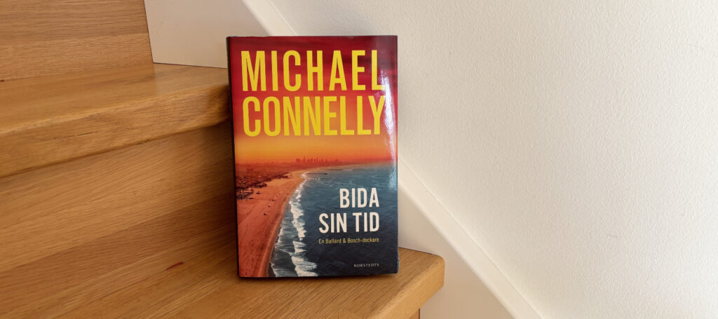 Recension av Michael Connellys "Bida sin tid", där karaktärer som Renée Ballard, Harry Bosch och hans dotter Madeline Bosch löser brott.