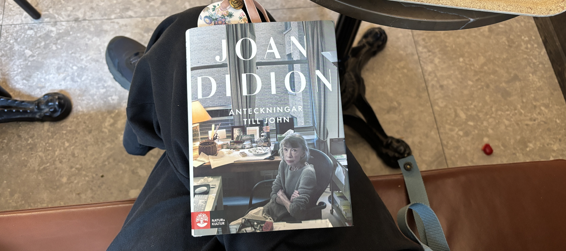 Recension av "Anteckningar till John", skriven av Joan Didion och postumt utgiven