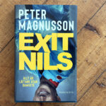 Recension av Peter Magnussons bisarra debut "Exit Nils"