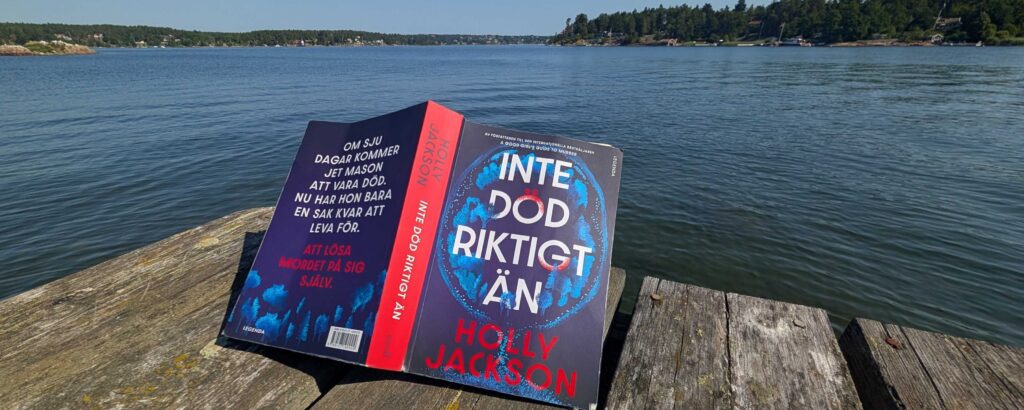 "Inte död riktigt än" av Holly Jackson