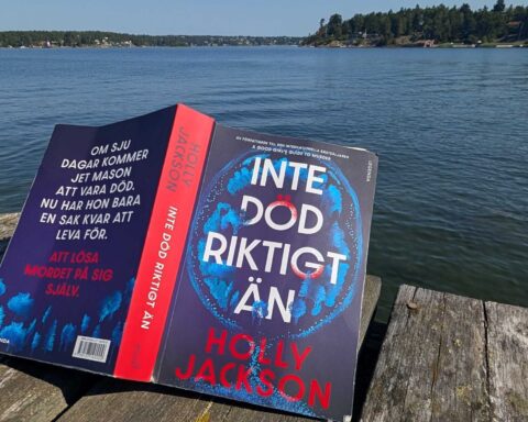 "Inte död riktigt än" av Holly Jackson