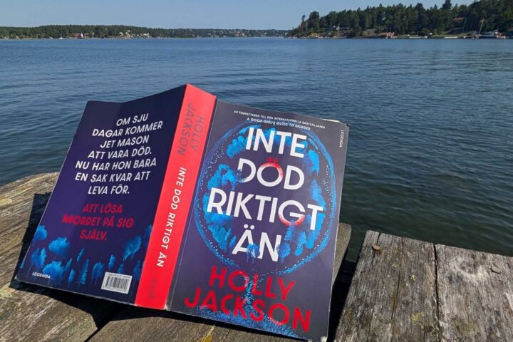 "Inte död riktigt än" av Holly Jackson
