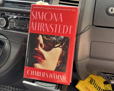 Recension av "Charlies hämnd" av Simona Ahrnstedt