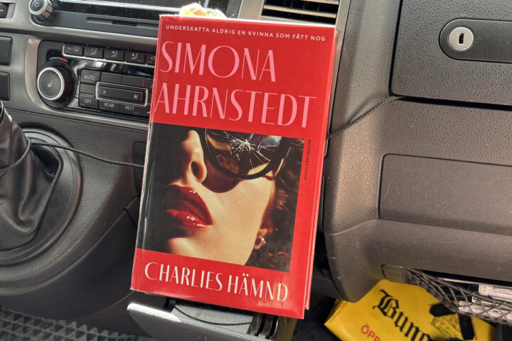 Recension av "Charlies hämnd" av Simona Ahrnstedt