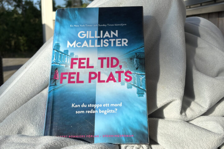 Recension av "Fel tid, fel plats" av Gillian McAllister