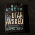 Recension av "Utan avsked", som är Reese Witherspoons debutroman, skriven tillsammans med Harlan Coben