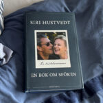 Recension av Siri Hustvedts "En bok om spöken", en memoar skriven efter att hennes man Paul Auster dog