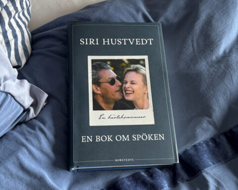 Recension av Siri Hustvedts "En bok om spöken", en memoar skriven efter att hennes man Paul Auster dog