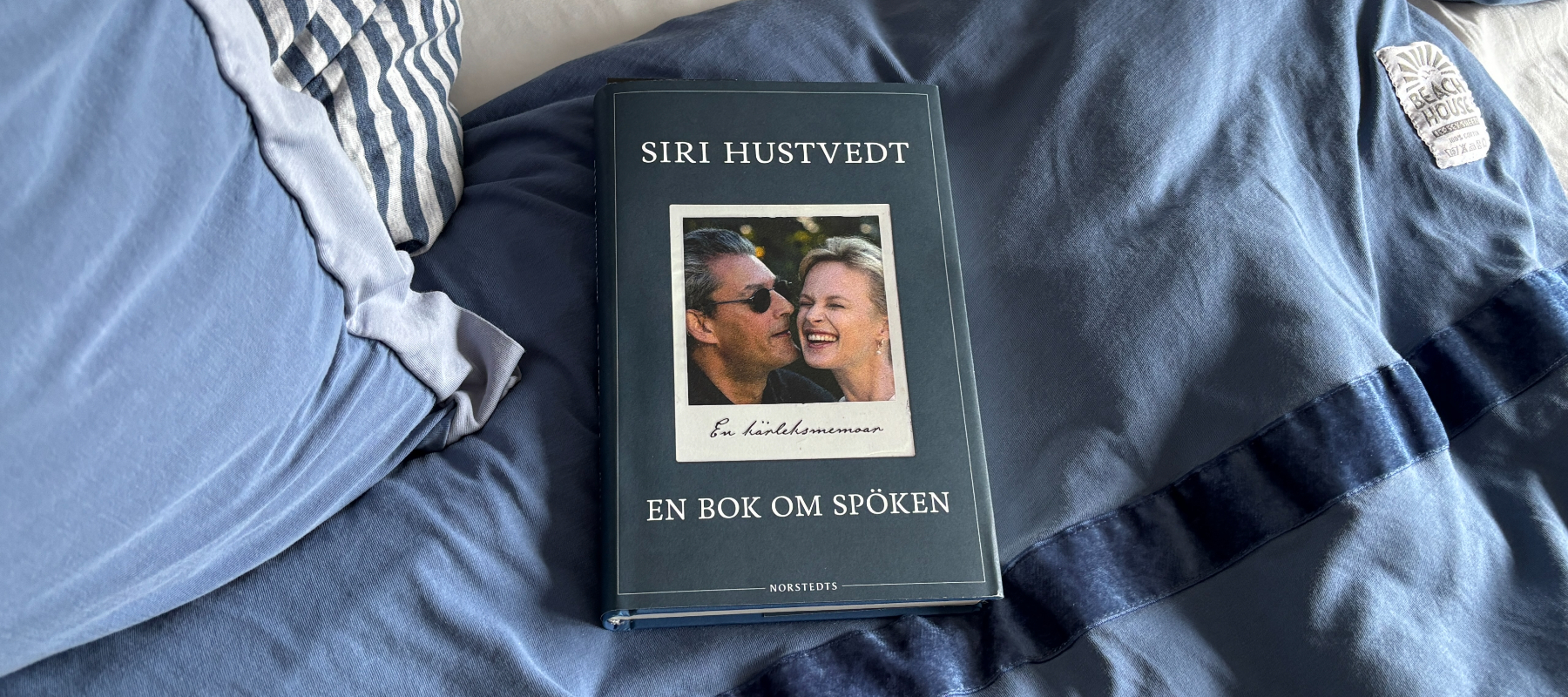 Recension av Siri Hustvedts "En bok om spöken", en memoar skriven efter att hennes man Paul Auster dog