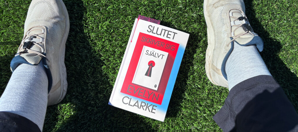 Recension av "Slutet skriver sig självt" av Evelyn Clarke