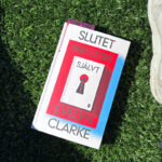 Recension av "Slutet skriver sig självt" av Evelyn Clarke