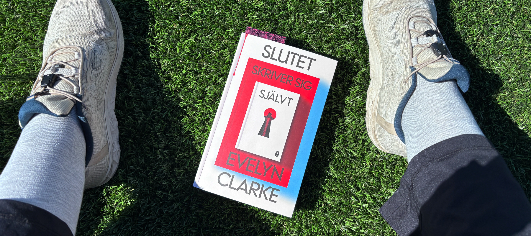 Recension av "Slutet skriver sig självt" av Evelyn Clarke