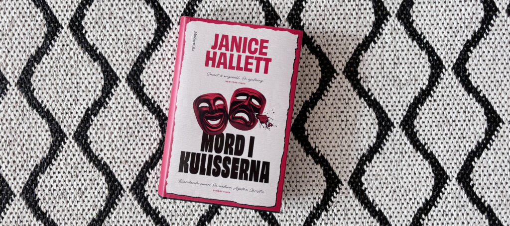 Recension av "Mord i kulisserna" av Janice Hallett