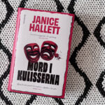 Recension av "Mord i kulisserna" av Janice Hallett