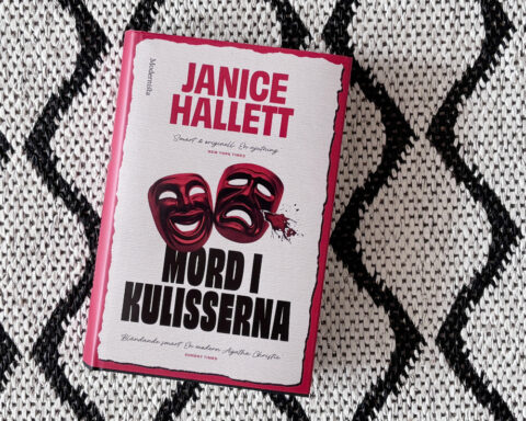 Recension av "Mord i kulisserna" av Janice Hallett