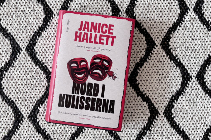 Recension av "Mord i kulisserna" av Janice Hallett