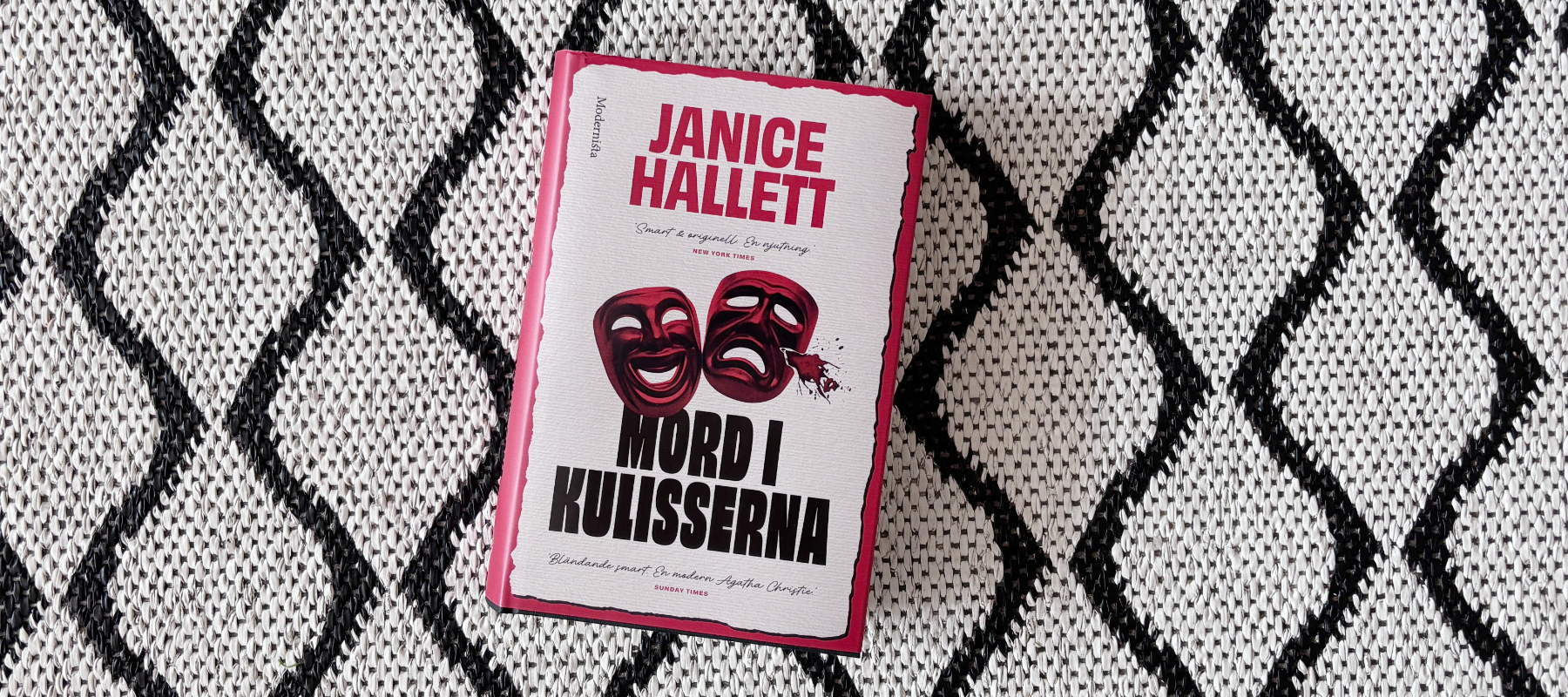Recension av "Mord i kulisserna" av Janice Hallett